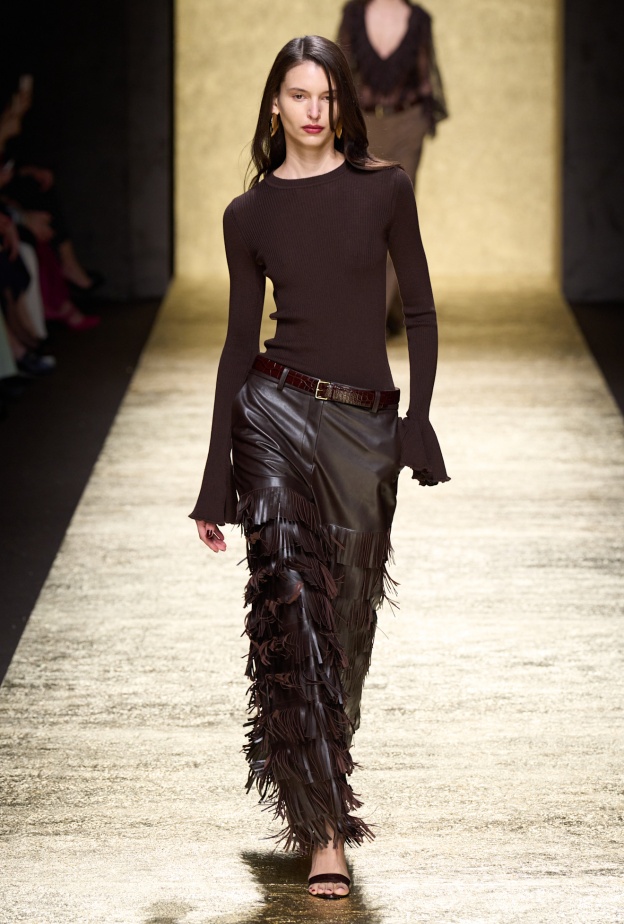 إطلالة باللّون البني من Luisa Spagnoli