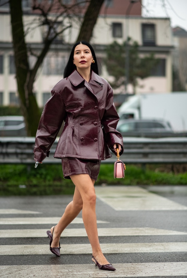 إطلالة بقماش الجلد