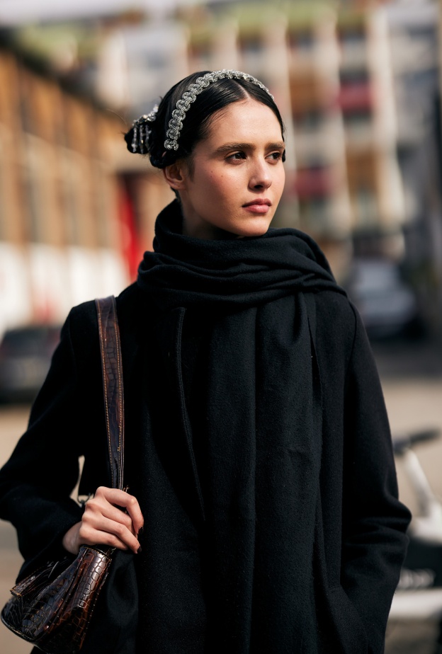 أكسسوارات الرأس في إطلالة من street style