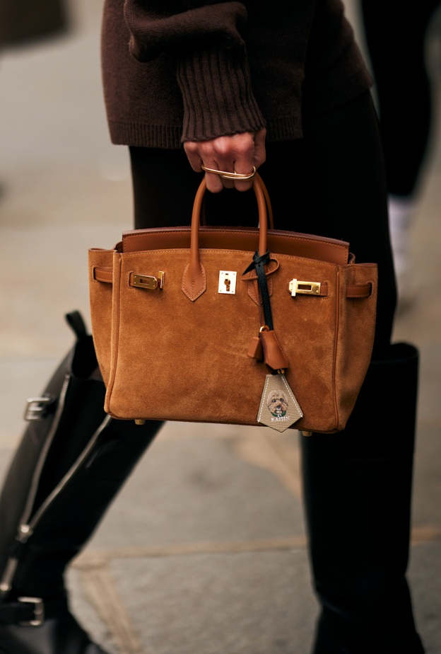 حقيبة الـSuede بصورة من Street style