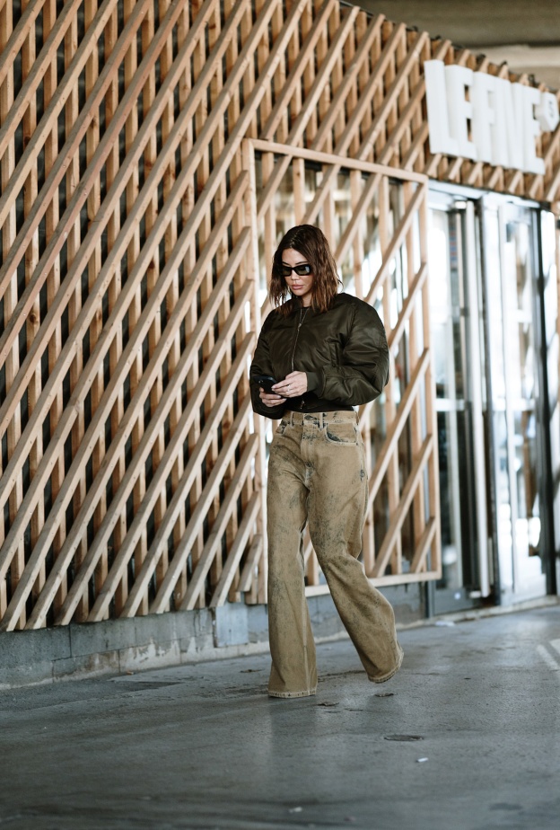 الـBomber جاكيت في إطلالة من Street style