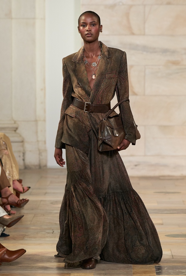 تنسيق التنورة الطويلة بأسلوب Ralph Lauren