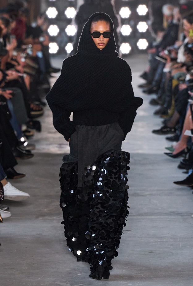 أبرز 4 طرق لتنسيق الـSweater مع السروال بأسلوب Sacai