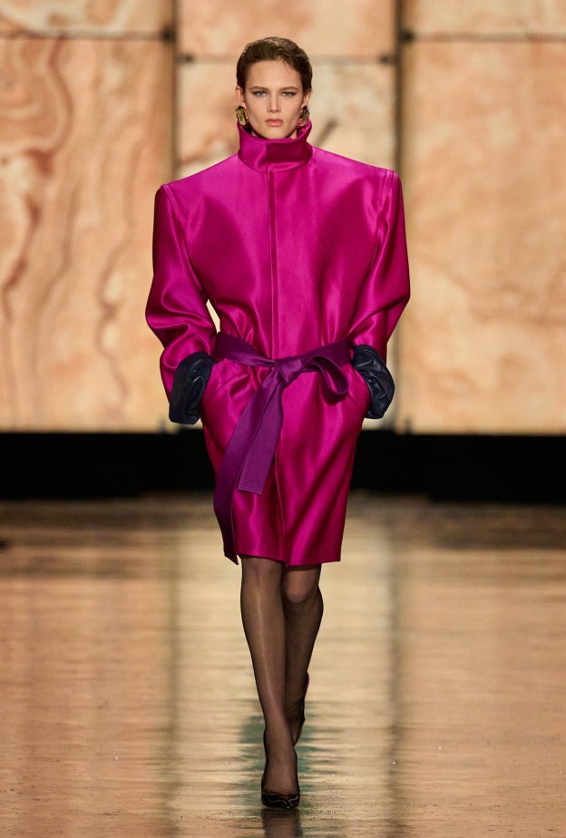 صيحة الساتان في شتاء 2025 بأسلوب Saint Laurent