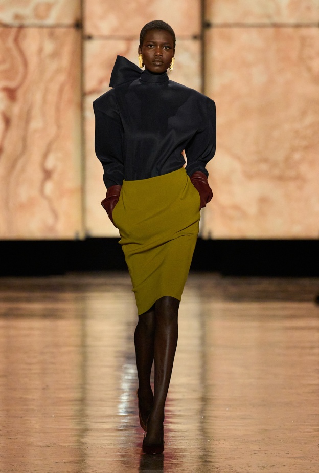 إطلالة بألوان العلم الإماراتي من SAint Laurent