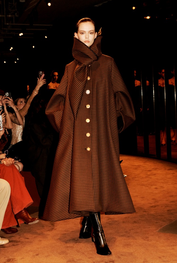 المعطف في شتاء 2026.. ياقة أعلى وفخامة أكثر