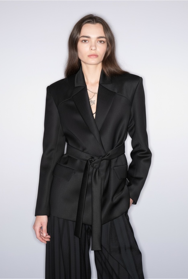 المصممون الهنغاريون يعيدون تعريف موضة الشتاء