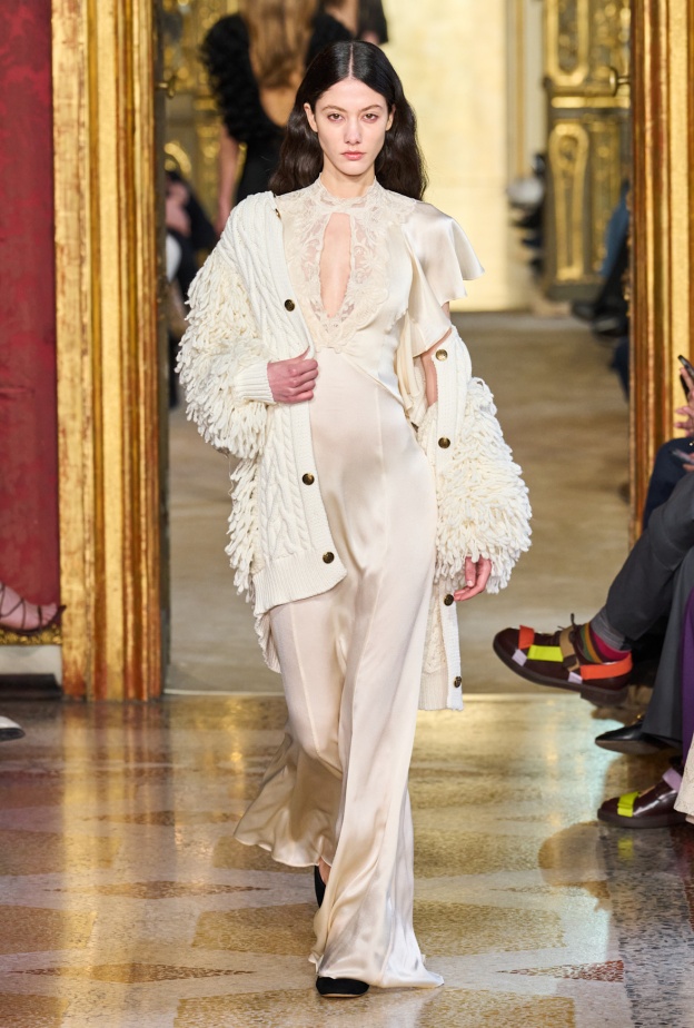 مايا عون  فستان السليب الطويل يعود هذا الموسم بتفصيل ينبض أنوثة