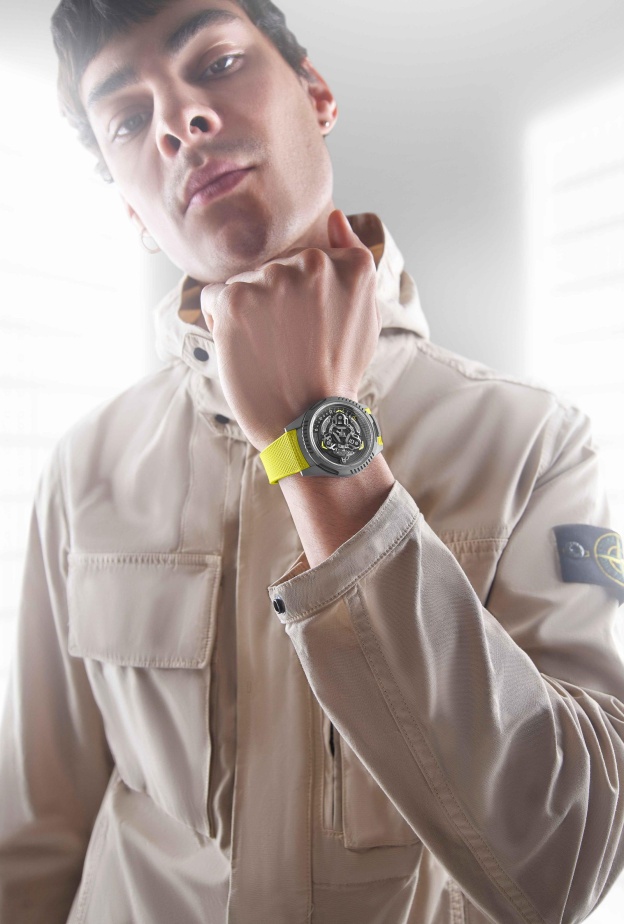 UR-FREAK ذراع نشطة تنزلق بجانب مقياس الدقائق لتعرض الوقت