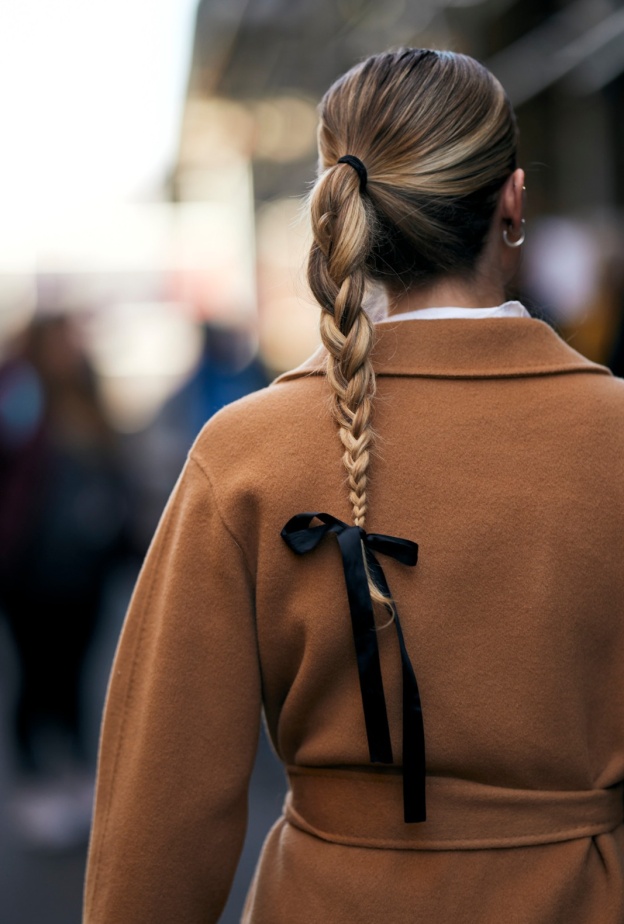 عقدة الـBow في تنسيق لافت مع الضفائر من Street style