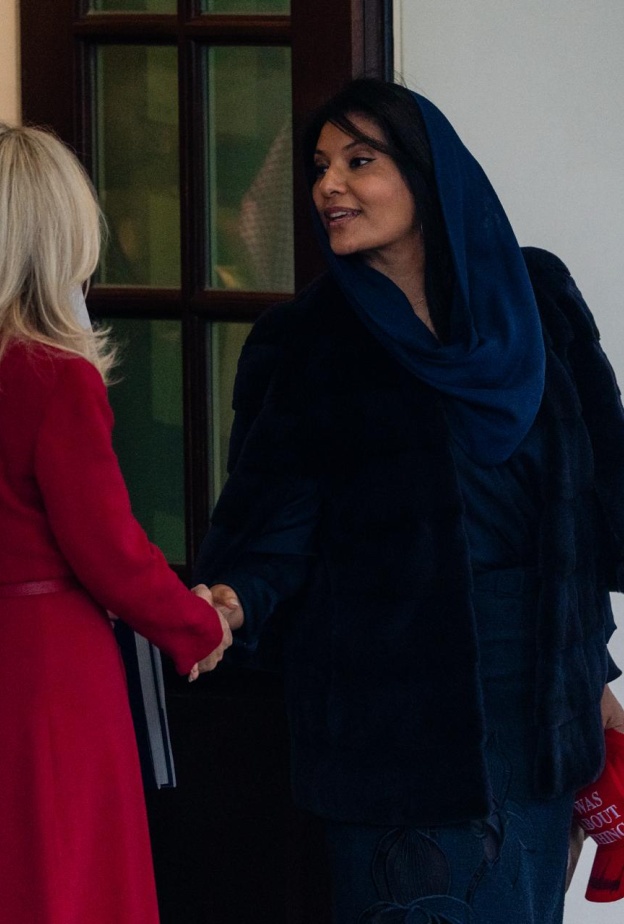 خاص "هي": الأميرة ريما بنت بندر تتألق في البيت الأبيض بحقيبة سعودية فنية من Kayanee بالتعاون مع نورة سحمان