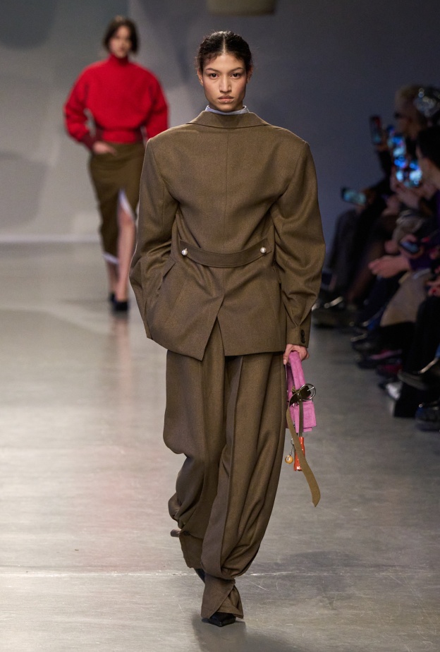 جرأة اللون البني الشوكولا مع البناطيل تخطف الأنظار