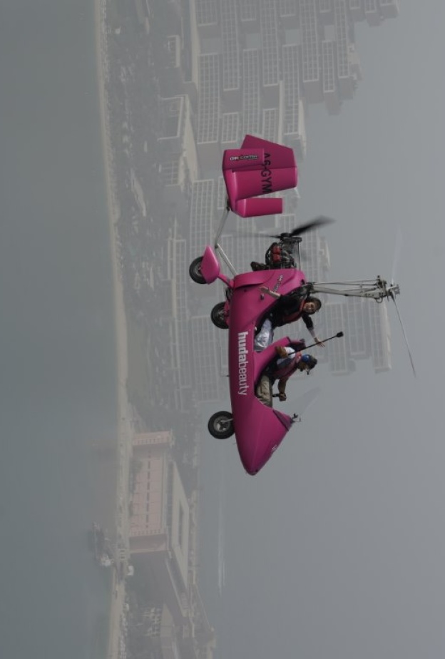 هدى بيوتي تختبر بخاخ التثبيت الجديد في السماء بالتعاون مع “سكاي دايف دبي”