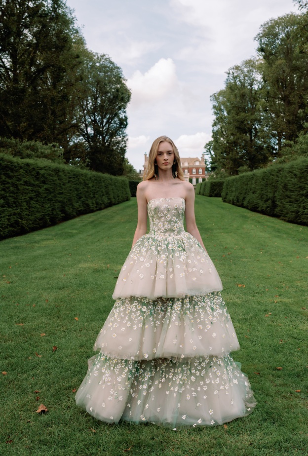 تطريزات الزهور في إطلالات الزفاف....عروس من ترف ورومانسية