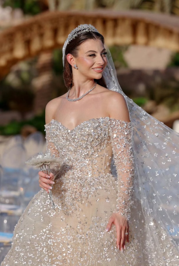 باقة من الأحجار والكريستال المميزة لعروس 2025