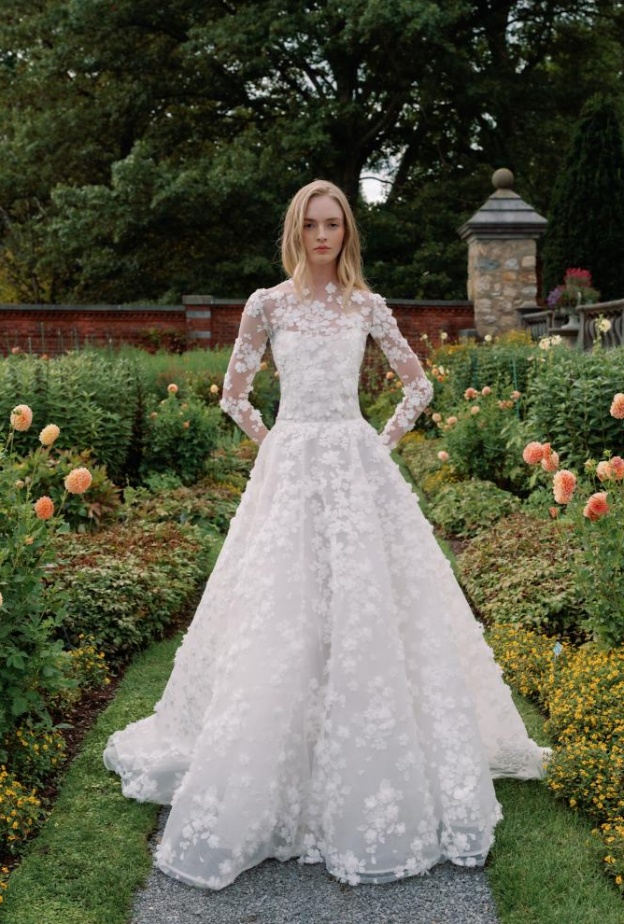 تطريزات الدانتيل الفاخرة احتضنت عروس ساريه نوري