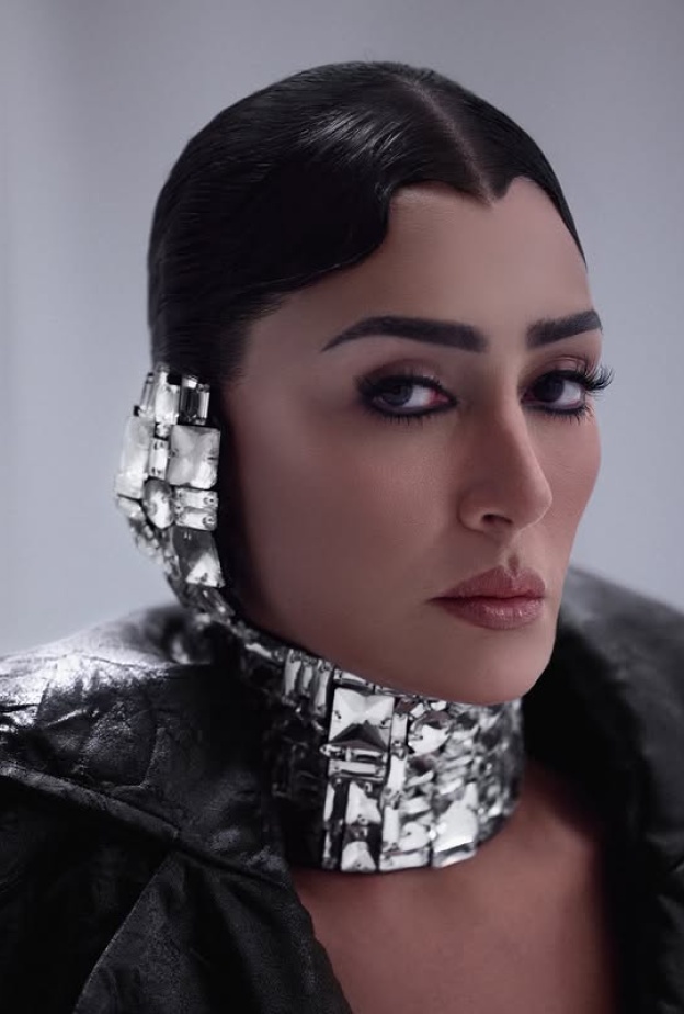 غادة عبد الرازق تكسر قواعد الجمال بإطلالات مستقبلية وجريئة