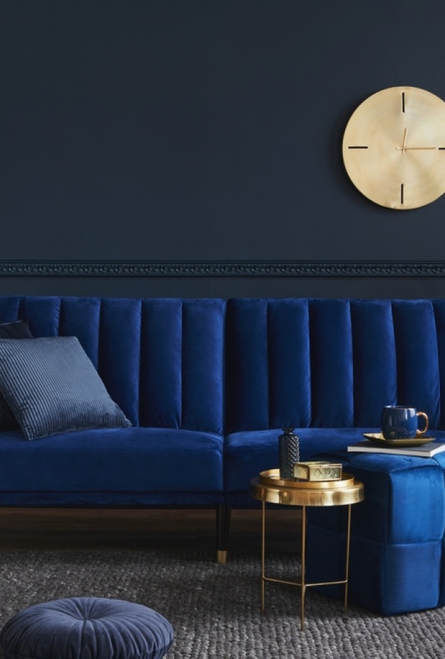 أريكة مخملية بلون حجر الياقوت الأزرق