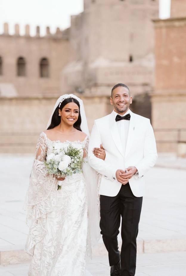 أسماء ابو اليزيد مع زوجها في حفل زفافهما