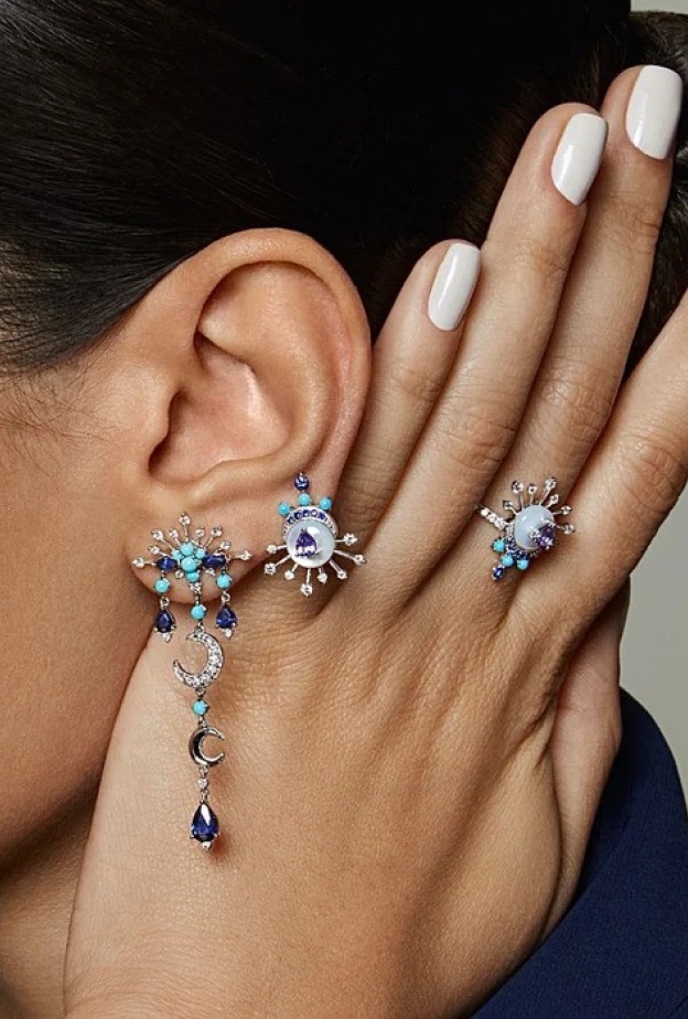 أقراط Blue Moon الطويلة من Kaltham’s Pavilion