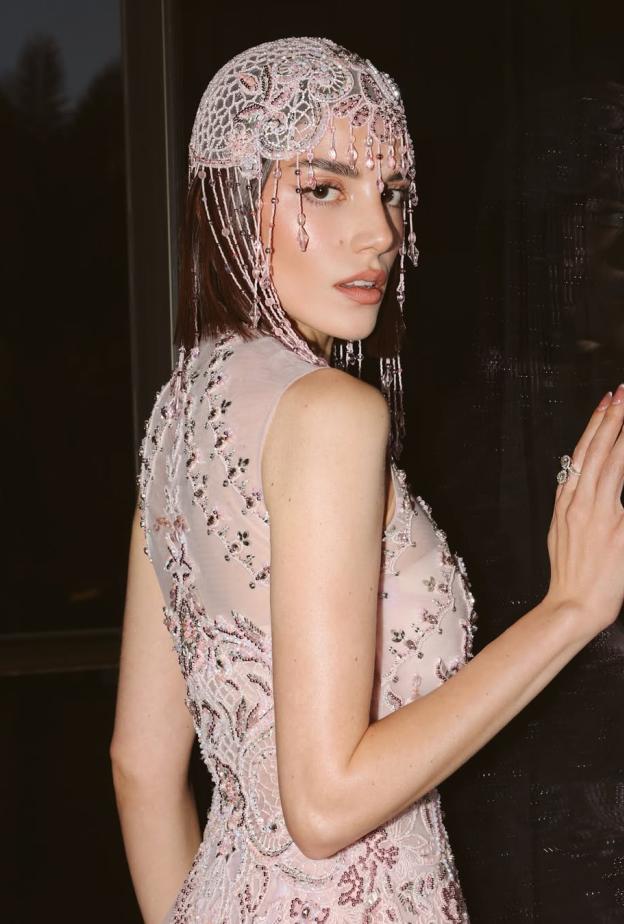 أجمل إطلالات النجمات العرب بأكسسوارات الشعر في حصاد عام 2025