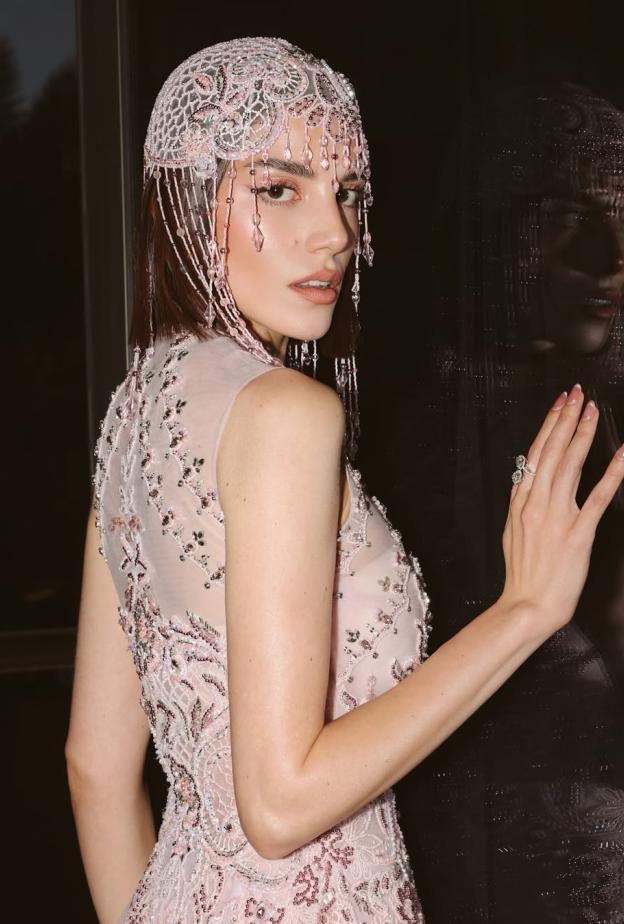 أكسسوارات شعر القبعة الشبكبة والهندسية بأسلوب سينتيا صموئيل- الصورة من حسابها على انستغرام