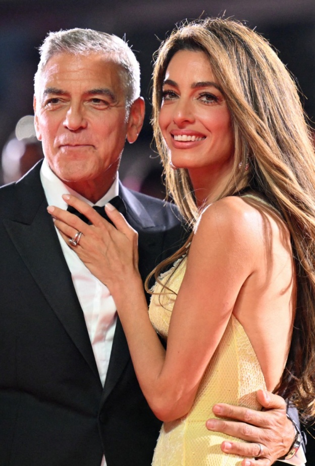 أمل كلوني تتألق بمجوهرات فاخرة تزيد إطلالتها رونقًا وجاذبية