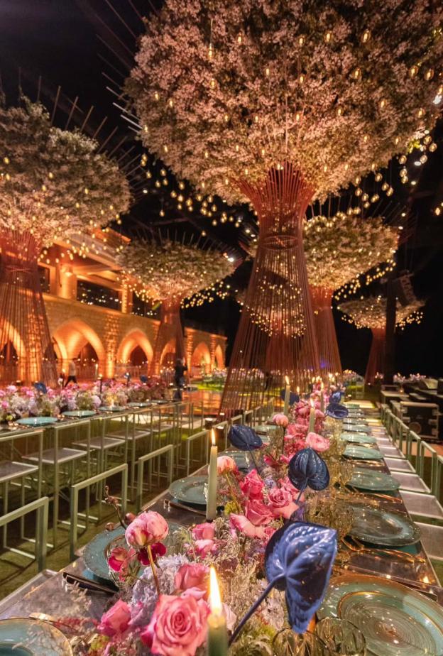 إضاءة فخمة وتفاصيل خيالية في ديكور حفل ما قبل الزفاف