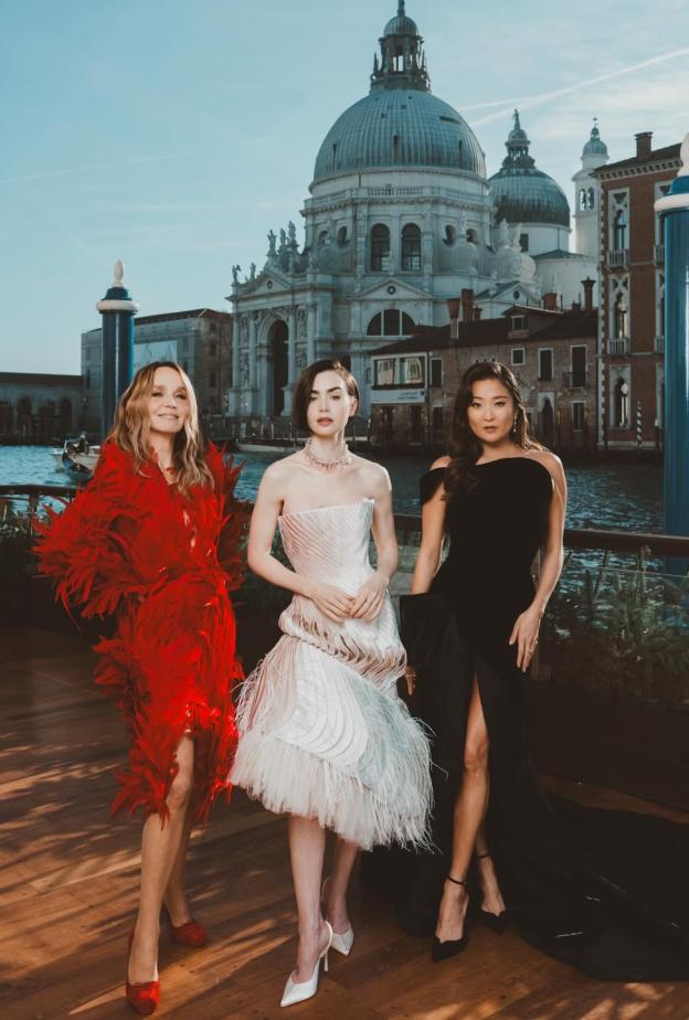 إطلالات نجمات مسلسل Emily in Paris