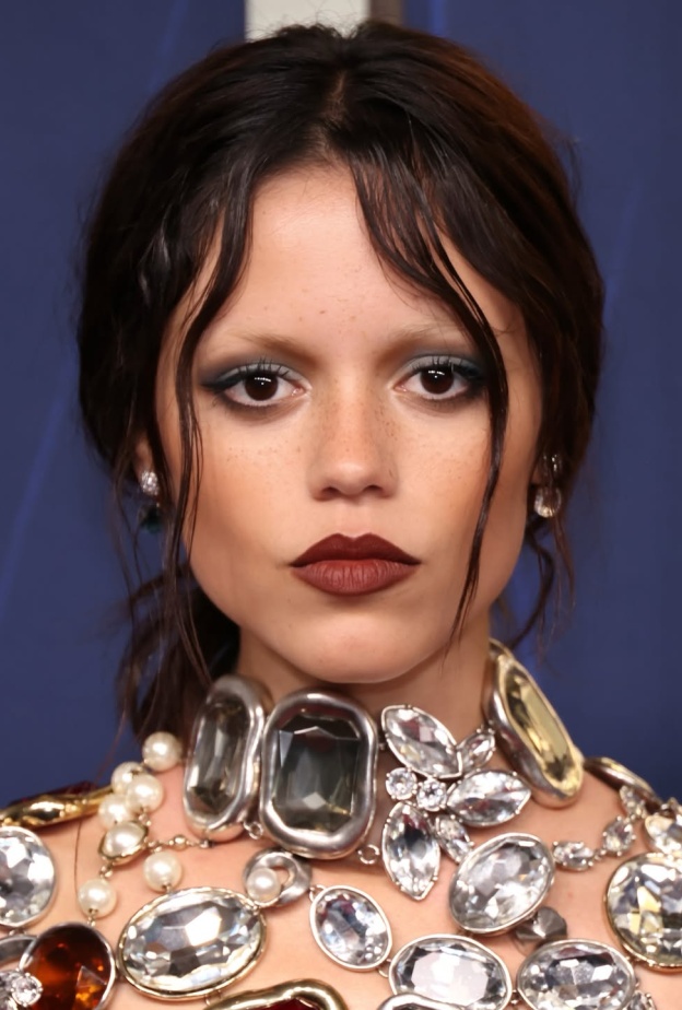 إطلالة Jenna Ortega برسمات المكياج الازرق- الصورة من حساب خبيرة المكياج Melanie Inglessis على انستغرام_1