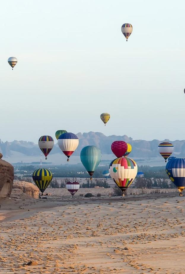 أسرار العُلا كما لم تريها من قبل... دليلك لرحلة منطاد لا تُنسى في سماء العلا