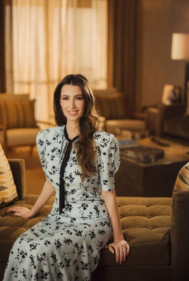 الأميرة رجوة بفستان منقش باكمام قصيرة