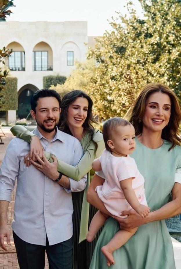 الأميرة رجوة بإطلالة أنيقة ومجوهرات فاخرة في أحدث ظهور رومانسي مع الأمير الحسين