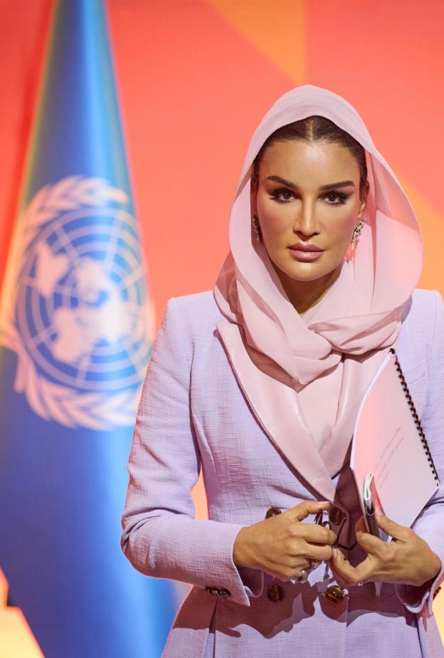 الشيخة موزة بتصاميم مجوهرات مُذهلة خلال عام 2025