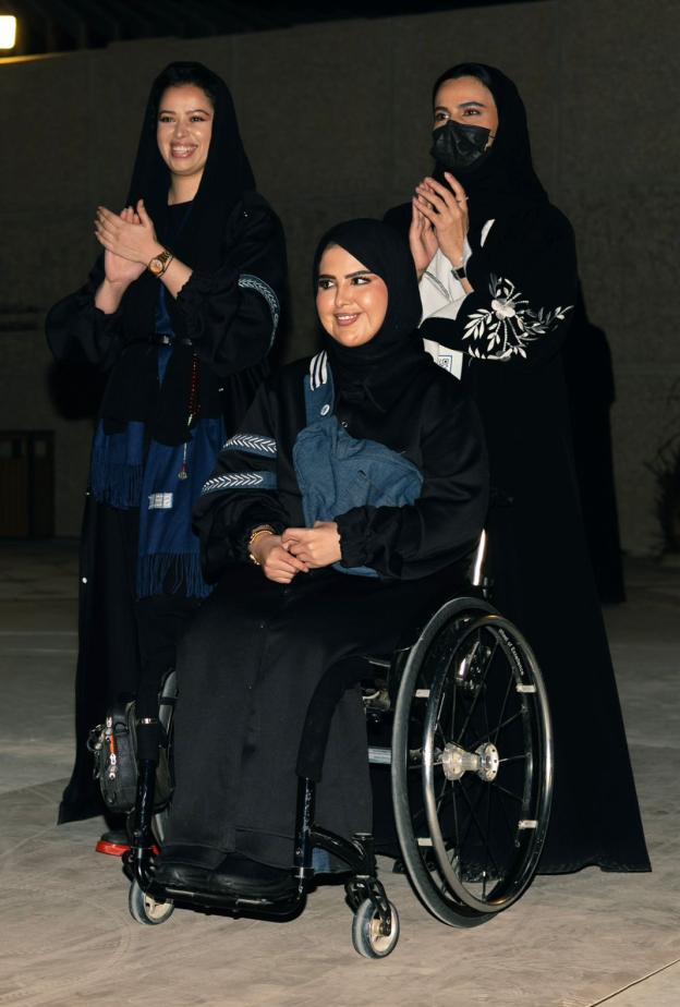 المشاركين من ذوي الإعاقة والأمهات خلال عرض أزياء باكورة بهاء