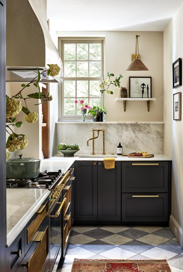 المطبخ الصغير يمكن أن يكون عمليًا وجميلًا إذا صُمِّم بعناية