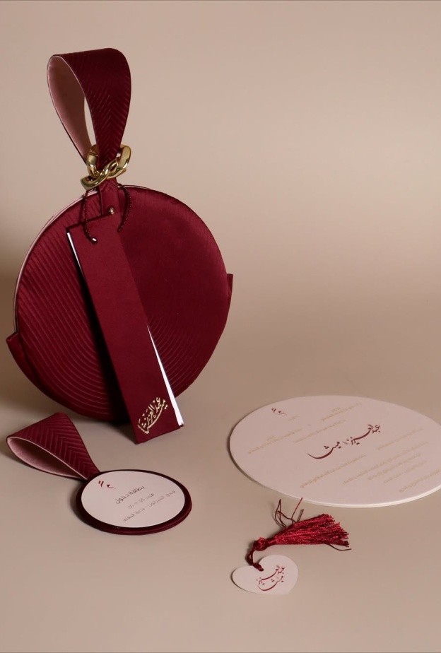 بطاقات الدعوة إلى أعراس 2026 تمزج بين الكلاسيكية والفخامة والأفكار المبتكرة