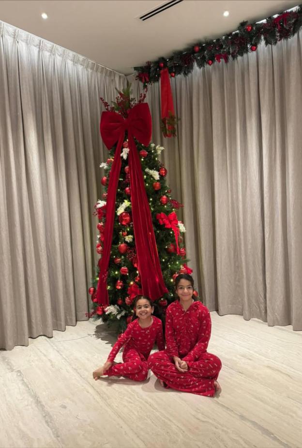 بنات محمد صلاح بدونه في صورة رأس السنة