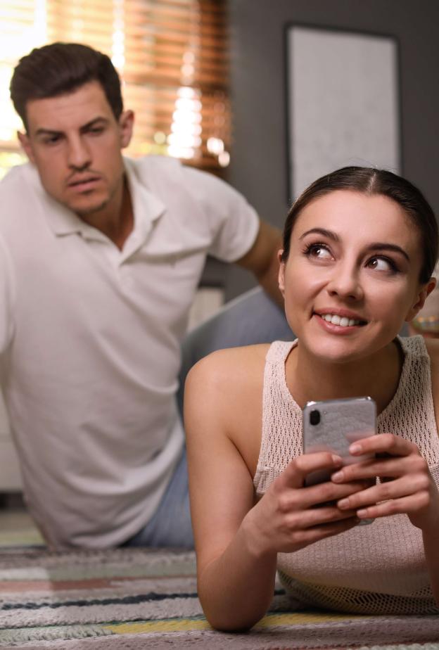 تكرار اختبار الغيرة مع الزوج يهدد استقرار الزواج