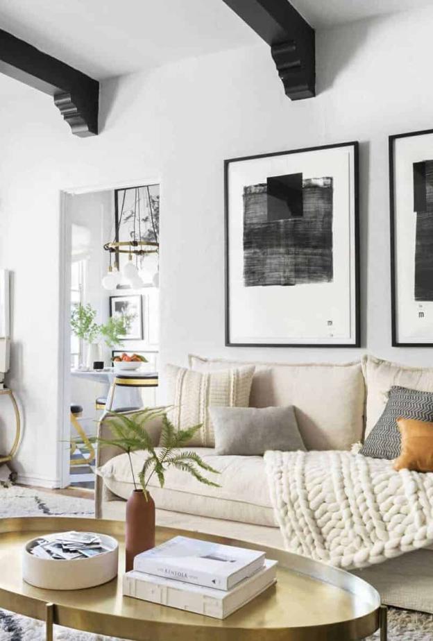 تنسيق الأريكة هو فن حقيقي يحتاج لتنفيذ مجموعة من الخطوات