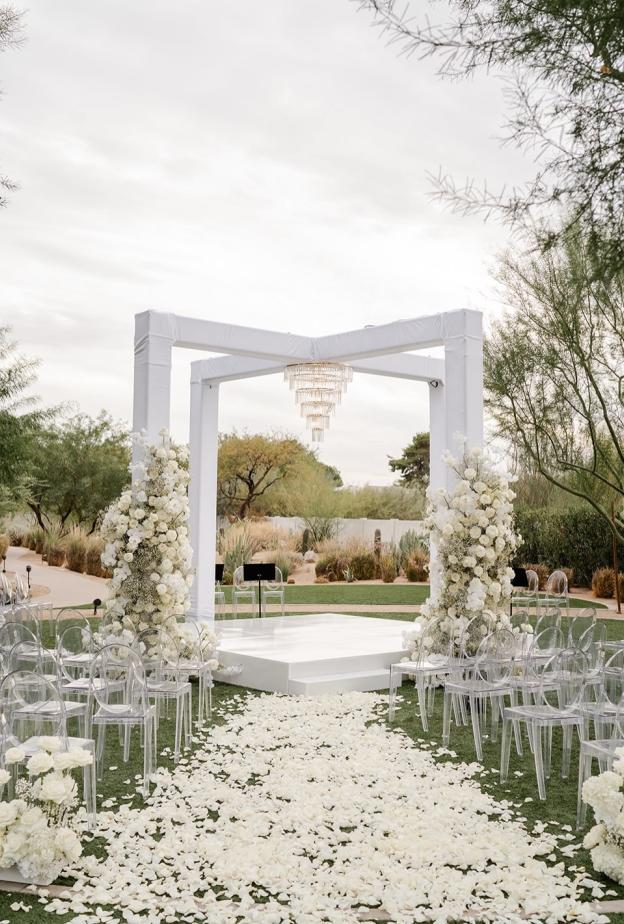 ثيم زفاف باللون الأبيض وسط الطبيعة- الصورة من صفحة BTS Event Management