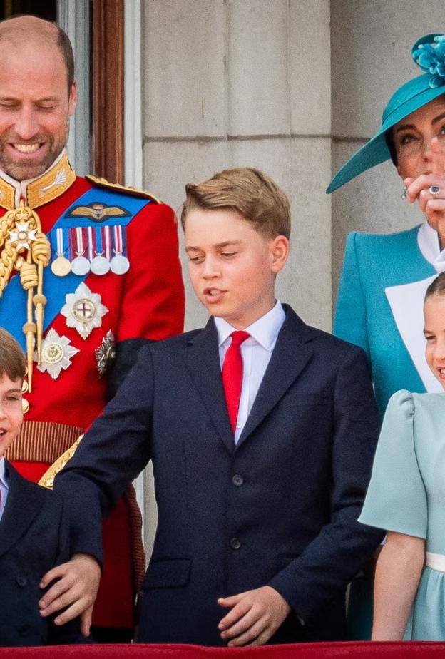 جورج، وشارلوت، ولويس—العالم جرعة من الإيجابية المطلوبة خلال استعراض الألوان