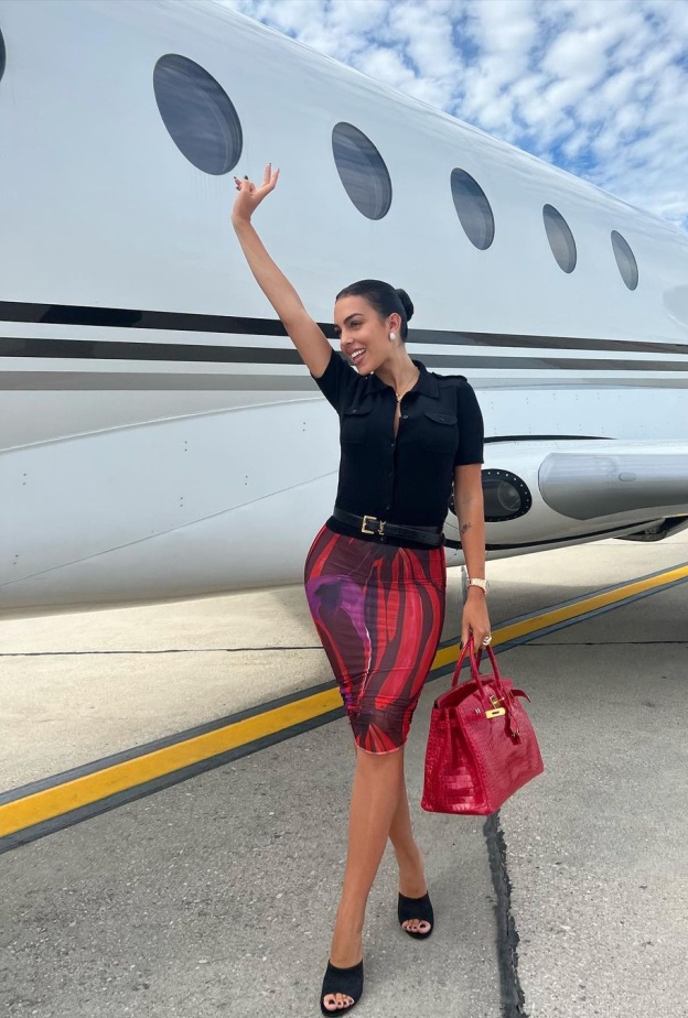 جورجينا رودريغيز تستعرض ذوقها الرفيع بمجوهرات برّاقة داخل طائرتها الخاصة