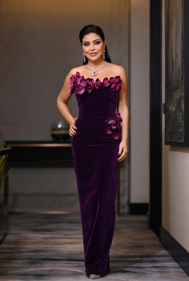 جومانا مراد بفستان مخمل باللون البنفسجي الداكن