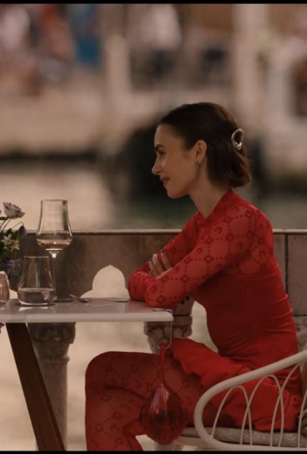 إيميلي بفستان مجسم قصير وحقيبة Alhambra الصلبة