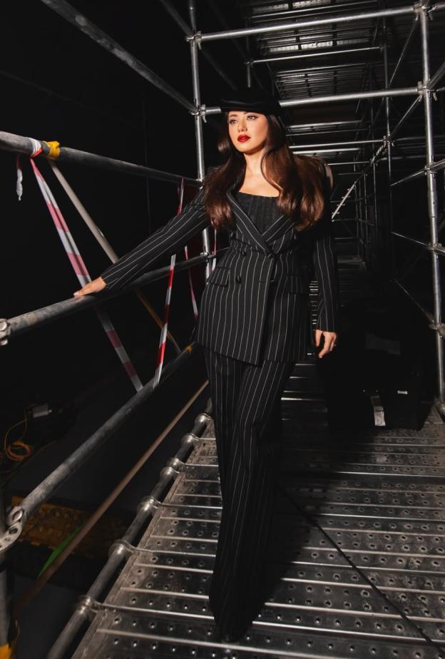 رحمة رياض بصيحة البدلة النسائية السوداء 