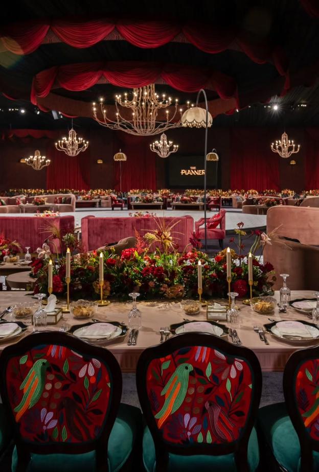 زفاف يدمج بين اللونين الأحمر والزهري