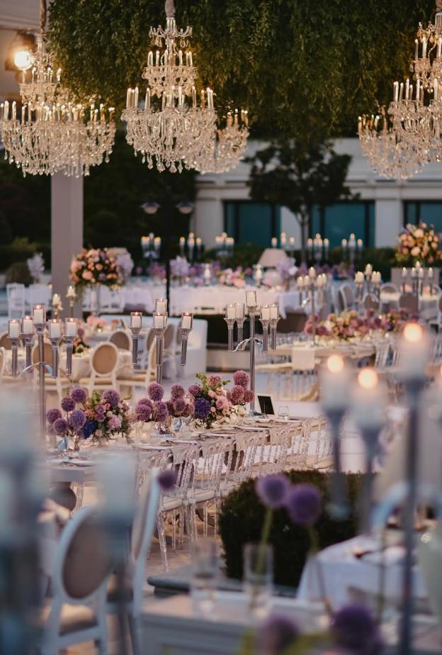 زينة شموع ناعمة على الطاولات- الصورة من صفحة S Design & Events Company