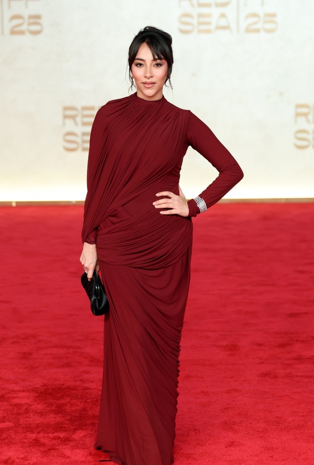 سارة طيبة بفستان سهرة ناعم باللون البرغندي