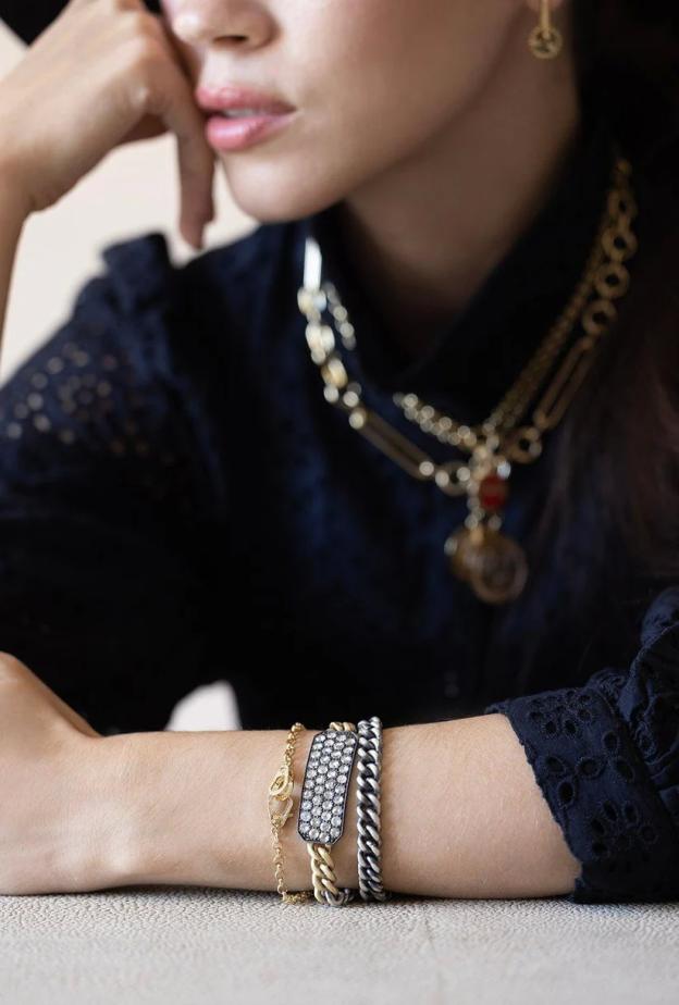 سوار صغير بمشبك مرصع بالألماس بتصميم مختلط من FOUNDRAE